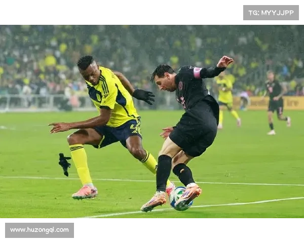 捷克前锋希季尔与C罗激烈对抗瞬间展现足球场上的速度与力量 捷克前锋希季尔与C罗激烈对抗瞬间展现足球场上的速度与力量